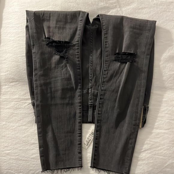 NWT Madewell Midrise Ripped Knee, CutOff Bottom Skinny Jean (distressed black) - Picture 4 of 4